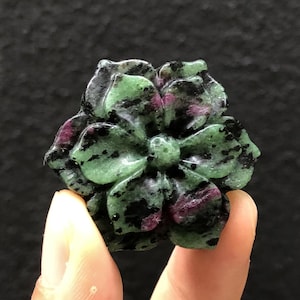 35 mm + Fleur de zoisite rubis naturelle, Fleur sculptée à la main, Sculpture de zoisite rubis, Guérison Reiki, Décoration d'intérieur, Collection, Cadeau en cristal 1 pièce