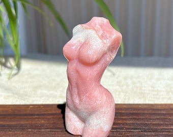 Vrouwelijk model natuurlijk roze opaal, vrouwelijk kristalmodel, kristallen godin, mineraalmonster, reikigenezing, energiekristal, geschenk, kristallen sculptuur
