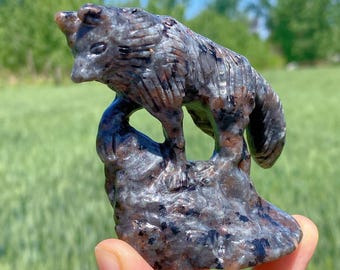3.7" Natural Yooperlite Wolf,Quartz Crystal Wolf,Mineral Specimen,Reiki healing,Crystal Gift,Crystal Energy,Crystal Animal,Collection,Decor