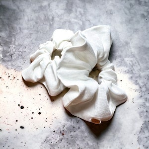 Essel Handmade: Luxe Linen light cream Hair Scrunchie