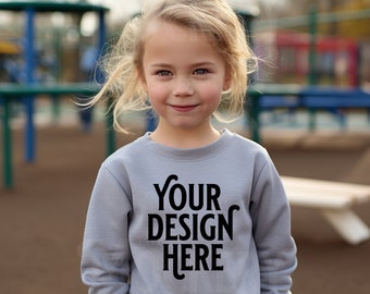 Mädchen Grau Sweatshirt Mockup | Kinder Grau Sweatshirt Mockup | Jugend Gildan 18000b Sport Grau Crewneck Mockup | Kinder Gildan Sweatshirt Mockup