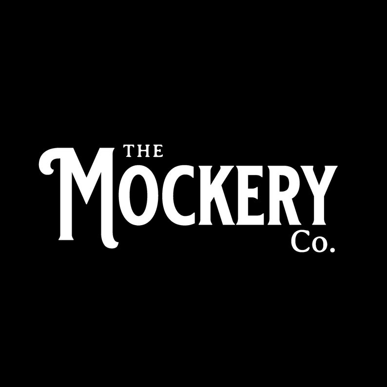 K&ouml;nnte beinhalten: Wei&szlig;er Text-Logo auf schwarzem Hintergrund mit der Aufschrift "The Mockery Co."