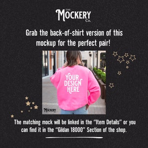 K&ouml;nnte beinhalten: Ein pinkfarbener Sweatshirt-Mockup mit dem Text "YOUR DESIGN HERE" auf der R&uuml;ckseite. Der passende Mockup ist in den "Artikeldetails" verlinkt oder Sie finden ihn im Bereich "Gildan 18000" des Shops.