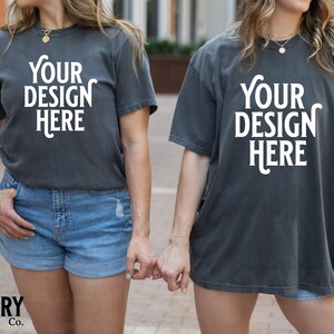 Pepper Comfort Colors Mockup Två kvinnliga modeller | Comfort Colors C1717 Pepper-skjorta Mockup | Överdimensionerad CC Mockup | Modell Mockup CC Pepper-t-shirt