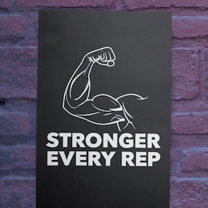 Stronger Every Rep - motivierende Gym Wandkunst, Fitness Poster, Workout Dekor, Krafttraining Print, Athlete Mindset, Wandkunst
