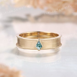 Minimalist Kite Cut Moss Agate Mens Wedding Band Yellow Gold Bezel Ring Handmade Ring Promise Ring Wedding Ring Anniversary Gift for Him