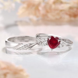 Minimalistisk fyrverkerislipad hjärtslipad rubin vigselring i vitguld med moissanitkluster och förlovningsring med jubileumsringar för män och kvinnor