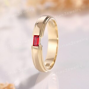 Anillo de boda minimalista con rubí talla baguette en oro macizo de 4 mm, piedra natal de julio, anillo de boda hecho a mano, anillos de aniversario para hombres.