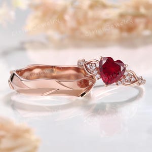 Art Deco fyrverkerislipad hjärtslipad rubin vigselring i roséguld med moissanit och vinranka, förlovningsring i jubileumspresent till par
