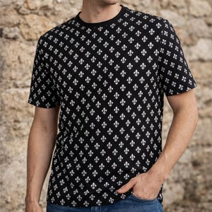 Schwarzes Fleur-de-Lis-T-Shirt, Hemd mit heraldischem Muster, Gothic-Allover-Print-T-Shirt, Kleidung im mittelalterlichen Stil, Hemd mit königlichem Symbol.