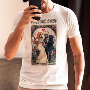 Camiseta de Enamorados con carta del destino, diseño de calaveras en carta astrologica