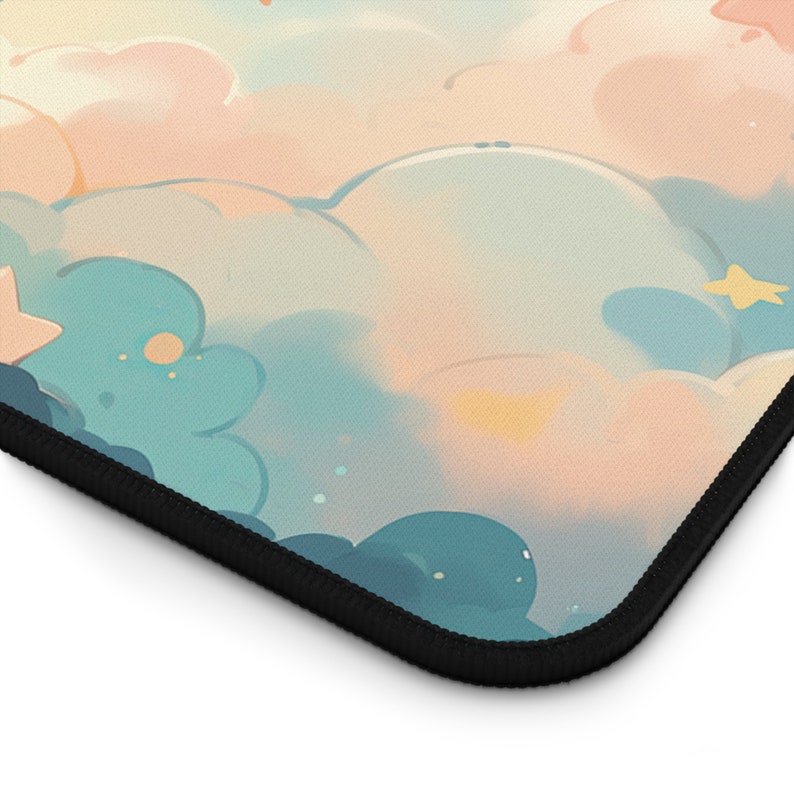 Puede incluir: Un rat&oacute;n con un dise&ntilde;o de nubes de color azul pastel y rosa. Las nubes son esponjosas y tienen un aspecto suave de acuarela. Hay peque&ntilde;as estrellas amarillas dispersas por todo el dise&ntilde;o.