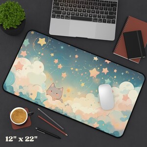 Puede incluir: Un rat&oacute;n de ordenador azul y blanco con un lindo gato de dibujos animados en una nube con estrellas en el fondo. El rat&oacute;n mide 30,5 cm por 55,9 cm.