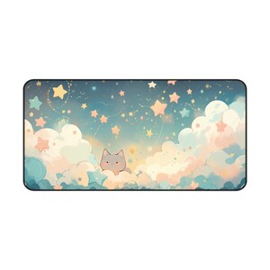 Puede incluir: Un lindo gato gris sentado en una nube esponjosa en un cielo de ensue&ntilde;o lleno de estrellas brillantes. El fondo es un suave azul y rosa con un toque de amarillo.