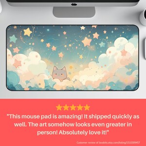 Puede incluir: Un rat&oacute;n de ordenador con un dise&ntilde;o caprichoso que presenta un lindo gato gris sentado en una nube con estrellas y un fondo de cielo azul. El texto "This mouse pad is amazing! It shipped quickly as well. The art somehow looks even greater in person! Absolutely love it!" se muestra debajo de la imagen.
