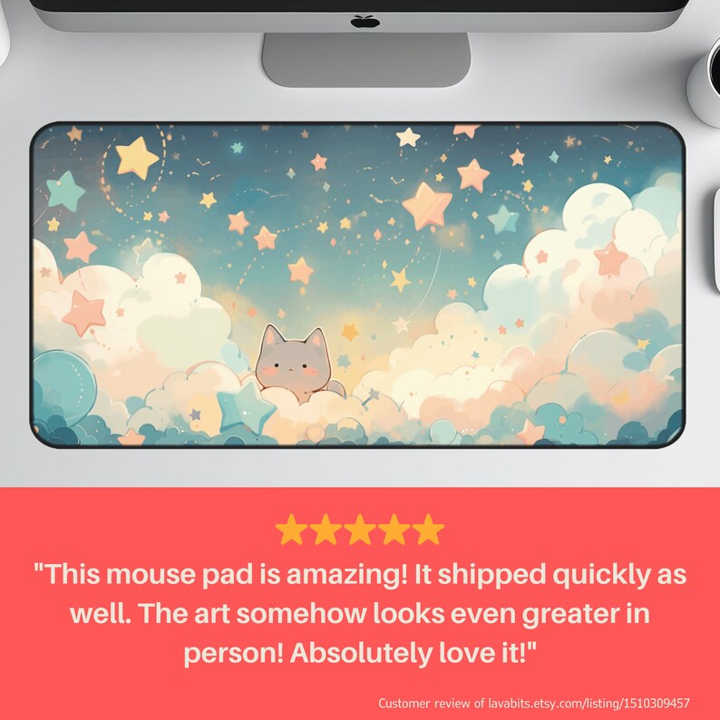 Puede incluir: Un rat&oacute;n de ordenador con un dise&ntilde;o caprichoso que presenta un lindo gato gris sentado en una nube con estrellas y un fondo de cielo azul. El texto "This mouse pad is amazing! It shipped quickly as well. The art somehow looks even greater in person! Absolutely love it!" se muestra debajo de la imagen.