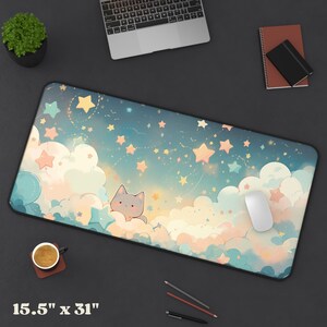 Puede incluir: Un rat&oacute;n de ordenador azul y blanco con un lindo gato de dibujos animados en las nubes y estrellas. El rat&oacute;n mide 39,37 cm por 78,74 cm.