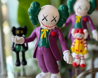 Figura exclusiva do Coringa da KWS - Item de colecionador fascinante para fãs de arte e quadrinhos.