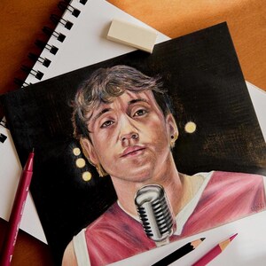 Ritratto a colori di Paulo Londra realizzato con matita e pennarello di alta qualità, fisico originale, disegnato a mano, idea regalo unica e personalizzata
