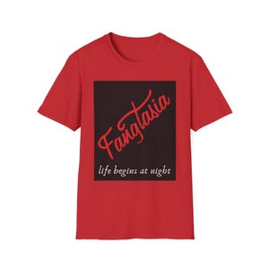 Camiseta de fan de Fangtasia, camiseta unisex True Blood, camiseta roja Life Begins at Night, ropa para fanáticos de los vampiros, regalo de bar de Fangtasia, top de moda gótica