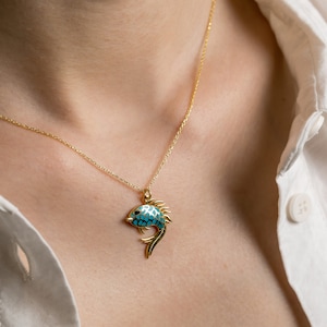 Bonito collar de pez, joyería de plata de ley 925, colgante de pez esmaltado para mujer, abalorio de pez, regalo de cumpleaños, collar de pez colorido