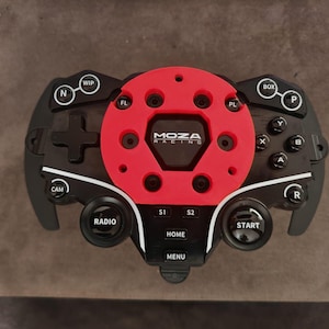 Könnte beinhalten: Ein Set aus drei Keramikbechern mit einer gesprenkelten, cremefarbenen Glasur. Jeder Becher hat ein anderes handgemaltes Design: ein blaues und grünes Blatt, eine gelbe Blume und eine rote Beere. Die Becher haben ein schlichtes, modernes Design.