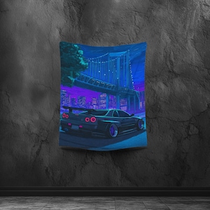 Peut inclure: Une tapisserie murale représentant une voiture de sport noire avec un aileron, devant un pont et une ligne d'horizon urbaine. L'illustration utilise des couleurs bleues et violettes pour une scène nocturne.