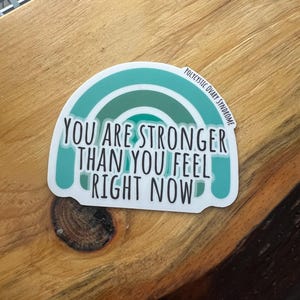 Sticker motivant SOPK | Vous êtes plus fort que vous ne vous sentez en ce moment | Autocollants en vinyle laminé mat | Cadeau pour amies guerrières du SOPK