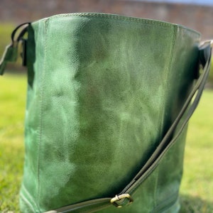 grüne Ledertasche für Frauen, Echtledertasche, Die klassische Leder-Einkaufstasche, KOSTENLOSES LEDER-ARMBAND