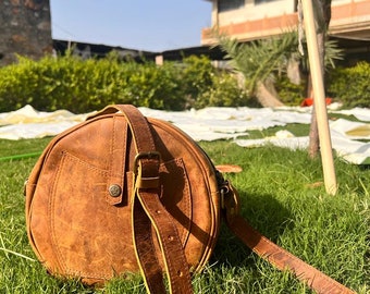 Borsa a tracolla rotonda in pelle: borsa estiva con tracolla regolabile