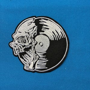 Parche de calavera en disco de vinilo, accesorio punk/grunge, aplique bordado termoadhesivo redondo de 7,6 cm (3").