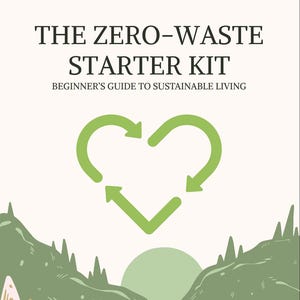 Könnte beinhalten: Buchcover mit dem Titel "THE ZERO-WASTE STARTER KIT" und dem Untertitel "BEGINNER'S GUIDE TO SUSTAINABLE LIVING". Das Design zeigt ein grünes herzförmiges Recycling-Symbol, eine Landschaftsillustration und einen hellbeigen Hintergrund.