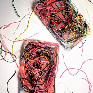 Pully Pad - Färgglad texturerad snörmatta för pulley | Handgjord sensorisk fidgetleksak