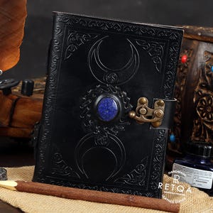 Handgefertigtes Lederbuch der Schatten - Dreifach Mond Grimoire mit Lapis Stein, Büttenpapier, 18 x 12 cm - Perfektes Hexen Zauberbuch Geschenk