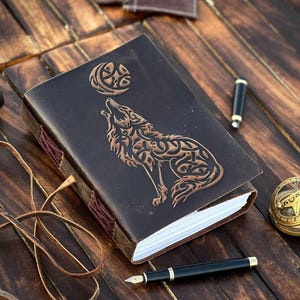 Diario de cuero hecho a mano con diseño de lobo / Cuaderno con relieve tribal de luna / Diario de escritura de cuero vintage / Regalo para él / Diario de arte con diseño de lobo