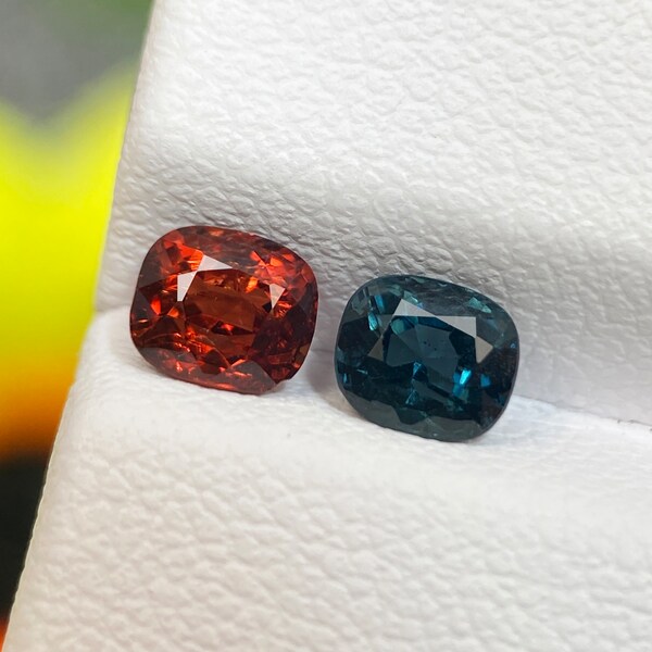 1,09 carat paire de spinelle bleu rouge naturel taille coussin à facettes 4,9 x 4,1 mm lustré, 2 pièces spinelle gemme calibrée pour boucles d'oreilles birmanes