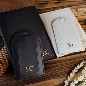 Etiqueta de equipaje de cuero personalizada, etiquetas de cubierta de pasaporte, favor de billetera, regalo de viaje de boda para él, ¿serás mi regalo de padrino de boda?