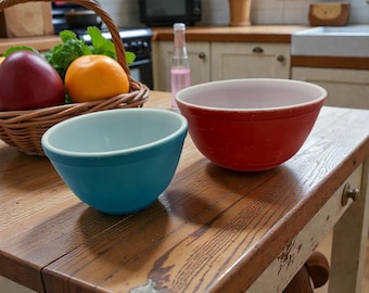 Vintage Pyrex Primary Color Mixing Bowls – Set of 2 Nesting Bowls – Mid-Century Kitchenware – Retro Collectible Pyrex - Cooking Baking