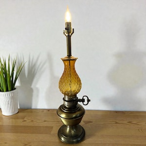 Vintage bärnstensfärgad hobnaillampa i glas och mässing i Aladdinstil, 81 cm hög, bordsbelysning, bondgårdsdekor - fungerande lampa, present till hemmet
