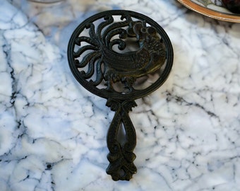 Vintage Cast Iron Trivet with Handle - Decorative Rooster Pattern Trivet - Farmhouse Decor Chicken - Kitchen Accessory - Housewarming Gift