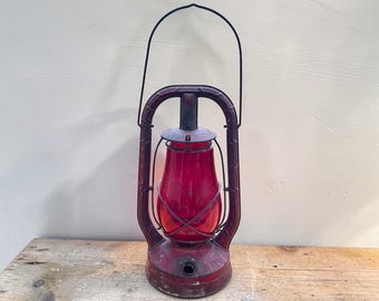 Antyczna latarenka kolejowa Dietz Monarch w kolorze czerwonym, szklana kula – antyczna latarnia kolejowa – rustykalny wystrój wiejskiego domu – prezent w postaci lampki kempingowej