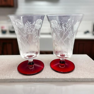 Vintage Etched Glass Goblets with Ruby Red Base – Set of 2 Elegant Floral Etched Wine Glasses – Retro Barware – Wedding Gift Idea