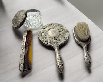 Ensemble vintage de miroirs à main en métal argenté antique, brosse à cheveux, peigne en écaille de tortue, ensemble de pots de poudre design fleuri - décoration de dressing héritage lot de 4