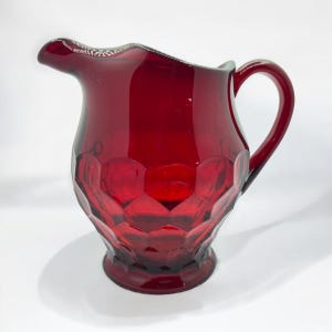 Dzbanek z rubinowym lodem w kształcie ustnika w stylu gruzińskim - Duncan & Miller Glass - czerwony, prasowany szklany dzbanek - szklanka z żurawiną z połowy wieku - woda i sok - Hosting