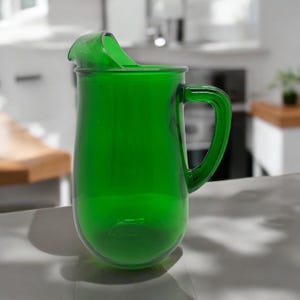 Vintage Anchor Hocking Emerald Green Glass Pitcher – Retro Mid-Century Modern Water Jug – Depression Glass Style Barware or Kitchen Decor