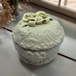 Boîte à bijoux et roses en porcelaine blanche vintage, rubans et roses - boîte à bijoux ronde romantique - cadeau de fiançailles de mariage