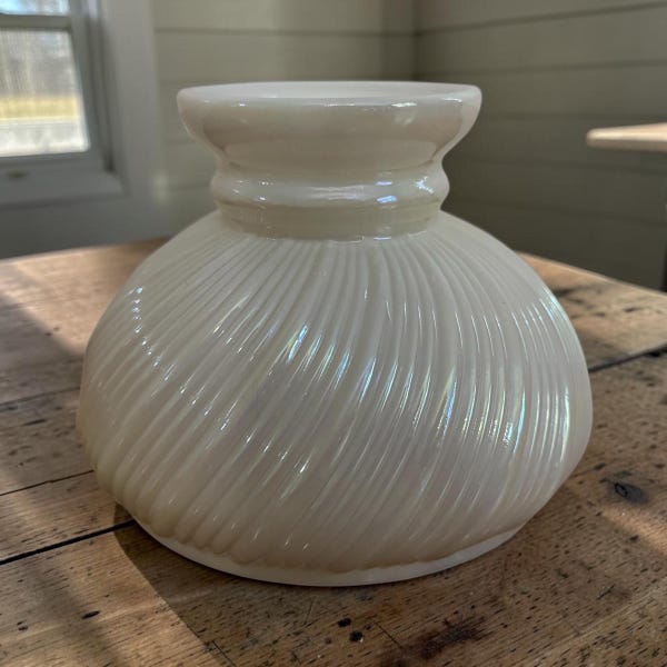 Abajur vintage de vidro leitoso branco para estudante, 18 cm de diâmetro, com encaixe em espiral, vidro opalino canelado, ideal para lamparina a óleo ou furacão - Decoração estilo casa de campo