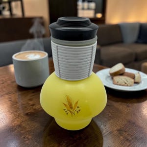 Caraffa vintage McKee Glasbake – Motivo a spighe di grano gialle – Servizio per bevande calde in stile Mid-Century Modern – Coperchio in bachelite nera – Idea regalo per bar e colazione