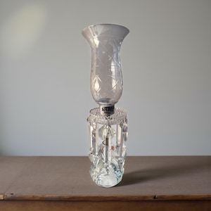 Vintage Kristall Boudoir Windlicht - 8 Baumelnde Prismen - Geätzter Glasschirm - Muss neu verkabelt werden - Shabby Chic Vanity Table Licht Geschenk