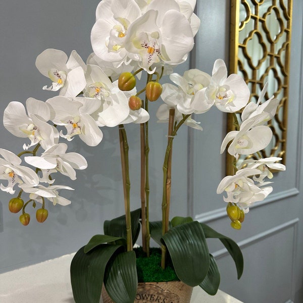 Orchidée artificielle blanche dans un pot en or rose brillant